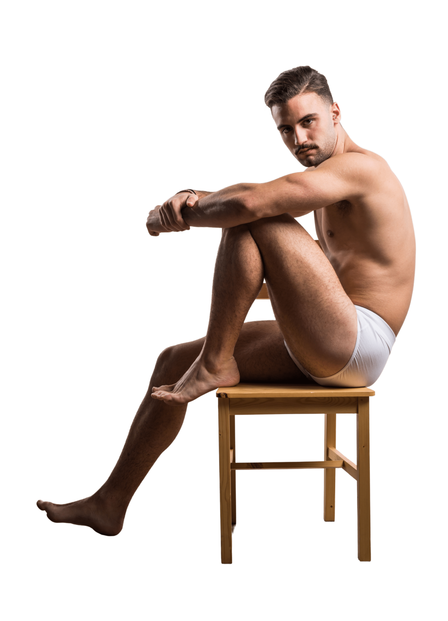 Zittende gespierde man